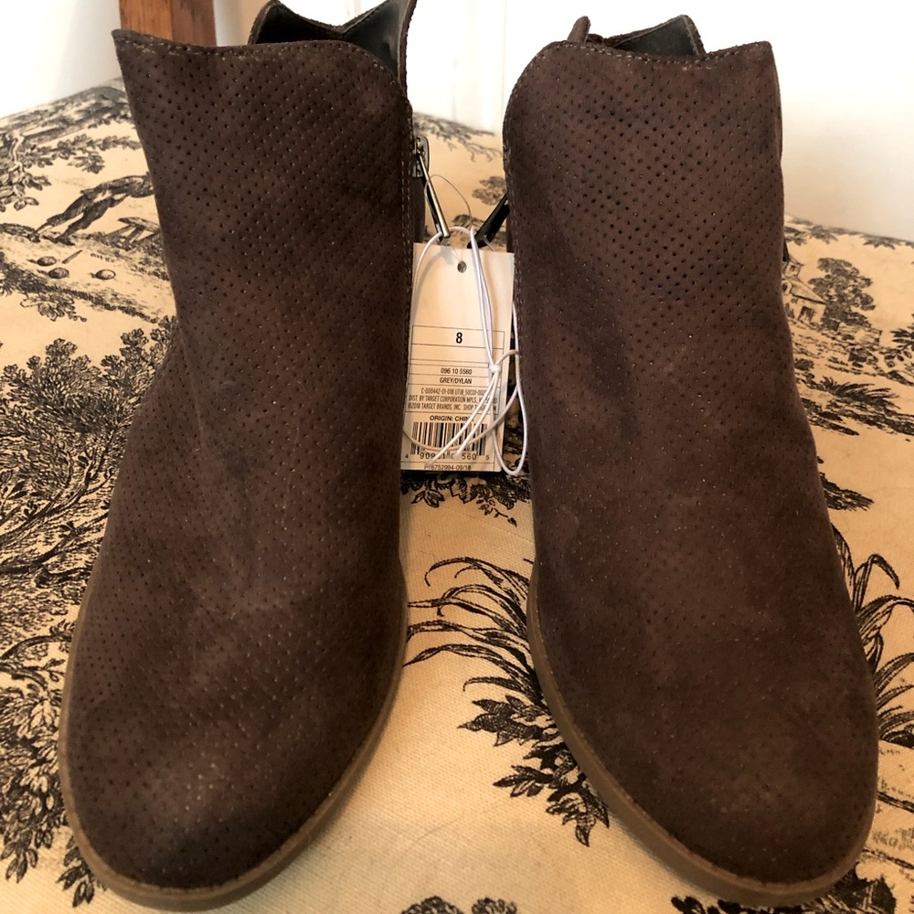 NWT Universal Thread dark brown booties